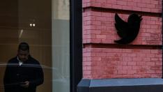 Un empleado de Twitter saliendo de las oficinas en Nueva York.
