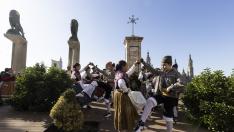 Un grupo de joteros del grupo La Fiera baila junto al peirón que recuerda la antigua iglesia de Altabás en el Arrabal.