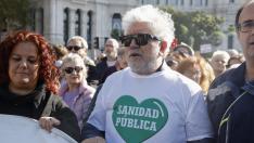 El director de cine, Pedro Almodóvar, en la protesta de este domingo en Madrid en defensa de la sanidad pública.
