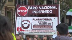 Los transportistas inician en el centro de Madrid su paro indefinido con una multitudinaria manifestación