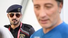 Un policía de Catar al lado del entrenador suizo en Doha.