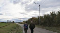 Fawaz Nahhas y su hijo Yunes, de 13 años, vuelven a casa andando por la carretera de Cogullada.