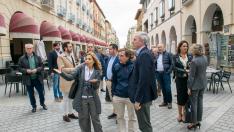 Martínez-Almeida con Ana Alós y Jorge Azcón, y con otros representantes del PP este viernes en los Porches de Galicia.