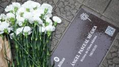 Flores junto a la placa durante el acto de colocación de una placa en recuerdo a Ángel Pascual Múgica, víctima del terrorismo en 1982