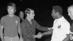 Perico Fernández en la Romareda en el verano de 1974, entre Violeta y Pelé.