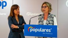 Gemma Allué, portavoz del PP en el Ayuntamiento de Huesca, y Nuria Grau, concejala.