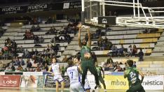 N'Guessan, pívot del Lobe Huesca La Magia, realiza un mate ante L'Hospitalet.