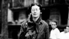 Simone Weil, con el fusil al hombro, en su foto más famosa de la Guerra Civil española. Esta es el motivo gráfico de portada de 'La Columna'.