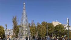 El árbol de Navidad de la plaza Paraíso de Zaragoza. gsc