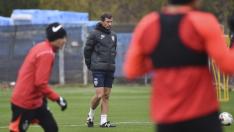 Entrenamiento de la SD Huesca con Cuco Ziganda al fondo de la imagen.