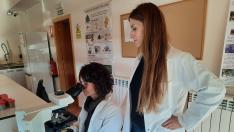 Chela Puig-Pey y Eva Gómez, que forman la plantilla del CEIT de Graus, en el laboratorio.