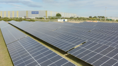 Imagen actual de la factoría, en la que se aprecian los paneles solares instalados, signo de los nuevos tiempos.