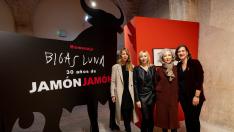 Betty Bigas, Vicky Calavia, Celia Orós y Sara Fernández, en la inauguración de la muestra '30 años de Jamón, Jamón'