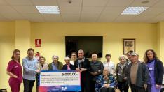 Michel Pérez, promotor del Espacio Zity Valdespartera, entrega el cheque a Vicente López-Brea, director general de Fundaz.