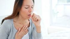 Mujer tosiendo, enferma de bronquitis. Tos. Enfermedad. gsc