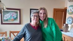 Francisca Martín y Svitlana Hanziuk, usuaria y técnico del programa de mayores de ASZA, en el domicilio de la primera de ellas.