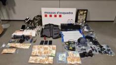 Algunas de las mercancías y dinero en metálico sustraído por el grupo criminal especializado en robos de cargas de camiones en carreteras catalanas