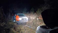 Los voluntarios de Protección Civil de la Hoya de Huesca rescatan a un vehículo atascado en el barro.