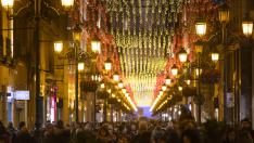 La calle Alfonso, este martes, con la iluminación de la bandera de España.