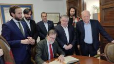 Firma de Mariano Rajoy en el libro de honor del Ayuntamiento de Monzón junto al alcalde, concejales y presidente de CEOS Cepyme Cinca Medio.