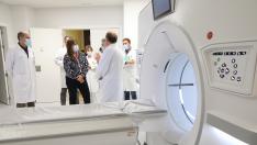 La consejera de Sanidad visita las instalaciones donde se ubica el primer TAC espectral de Aragón en el Hospital Clínico.
