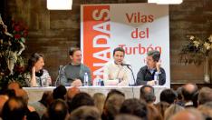 El alcalde de Huesca, primero por la derecha, en la mesa de debate sobre las elecciones de 2023.