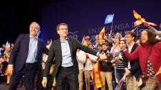 Jorge Azcón y Alberto Núñez Feijóo, en un acto del PP en Zaragoza.