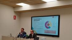 El jefe de Estudios de CEOE Aragón, José María García, con el presidente del Colegio de Economistas de Aragón, Javier Nieto.