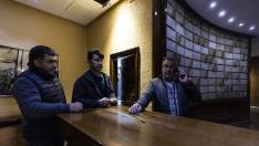 Juan Guillermo Vélez, Iván Lezcano y Antonio Pérez, conserjes de un edificio afectado por el apagón en el centro de Zaragoza.