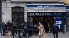 Varias personas en la administración de loterías Doña Manolita en Madrid