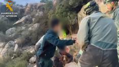 Rescate de la perra Kira, tras permanecer cuatro días atrapada en una cueva en Teruel