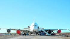 Airbus A380 en proceso de desmantelamiento en las instalaciones de Tarmac en el aeropuerto.