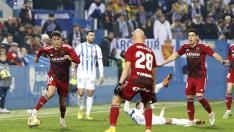 Alejandro Francés conduce un balón en presencia de Mollejo y Gámez.
