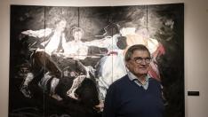 El pintor Fernando Alvira, frente a una de las obras que presenta en su exposición 'Desastres'.