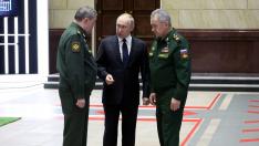 Putin hablando con dos altos cargos del Ejército ruso este miércoles