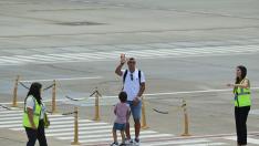 Luis Suárez, junto a uno de sus hijos, en el aeropuerto de Rosario, en Argentina