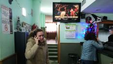 Varias personas celebran el cuarto premio de la Lotería de Navidad en el bar Brindis de Calatayud este jueves.