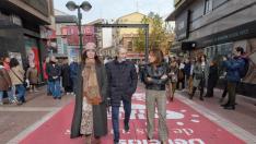 Carmen Herrarte, Eduardo Aragüés y Natalia Chueca, este viernes en la calle de Delicias