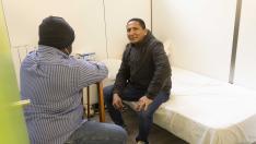 German Alfonso charla con Joseph en su dormitorio de El Refugio de Zaragoza