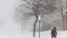 Una persona camina por la nieve caída en Buffalo, al norte del estado de Nueva York