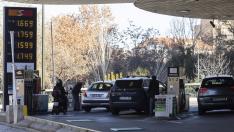 Varios ciudadanos llenando el depósito de sus vehículos ayer en la gasolinera de Repsol en el paseo de la Mina de Zaragoza.