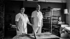 María José Blecua y su marido José Luis en su panadería de Villanueva de Sijena