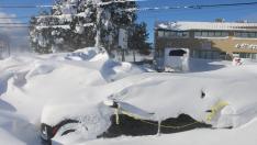 Un coche sepultado por la nieve en Búfalo