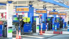 Estaciones de servicio como la del Carrefour, ayer, no pararon ayer de servir combustible.