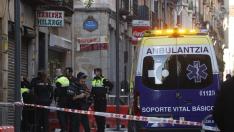 Efectivos policiales en la entrada del bar donde ocurrieron los hechos.