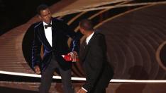 El actor estadounidense Will Smith (d) da una bofetada al humorista y actor Chris Rock durante la gala de los Oscars el 27 de marzo.