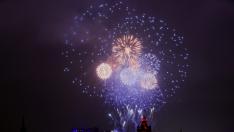 Fuegos artificiales e iluminación navideña en medio mundo para cerrar el año 2022