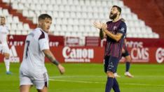 David Timor, centrocampista de la SDHuesca, anima a sus compañeros durante la visita al Albacete de la primera vuelta.