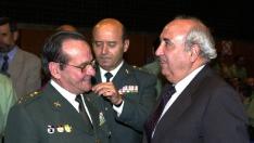 Rafael Conde, en una imagen de 2000 conversando con el delegado del Gobierno en Madrid, Javier Ansuategui, durante su toma de posesión con destino al mando de la 1ª zona de la Guardia Civil en la comunidad de Madrid.