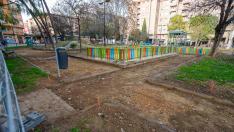 Trabajos de remodelación de la plaza Reina Sofía, en el barrio de San José de Zaragoza.